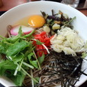 冷やし山菜そば（生卵サービス）400円
