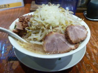 「みちるめん（にんにく無し）＋サービスほぐし豚　６８０円」@ガツ盛リラーメン みちる屋 松戸店の写真