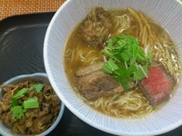 「牛らーめん￥700＋肉増し￥200＋半ライス（サービス）」@麺 ten しばふの写真