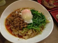 「汁なしタンタン刀削麺\840」@餃子酒場の写真