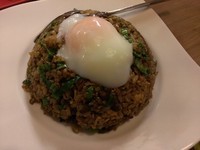 「月見レタス入り牛肉黒チャーハン\840」@餃子酒場の写真