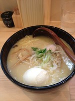 「濃厚鶏塩ソバ + 味玉」@鶏そば小鳥の写真