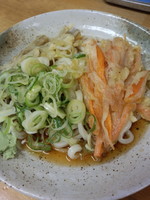 「冷やし天ぷら2ヶうどん（人参・牛蒡）400円」@立喰そば・うどん ふじの写真