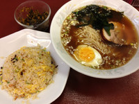 「ラーメン（醤油）＋半チャーハン」@千鶴屋の写真