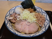 「油そば大盛 + 燻たま」@兎に角 another leafの写真