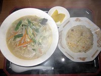 「野菜タンメンと半チャーハンのセット　600円」@北京福屋の写真