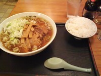 「らーめん ふつう(700円)+小ライス(120円)」@大勝軒 淵野辺店の写真