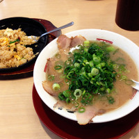 「鉄板炒飯➕ラーメン（ランチ）」@ラーメン横綱 千葉ニュータウン店の写真