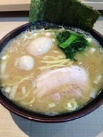 「正油ラーメン + 味つけ玉子」@逗子家の写真