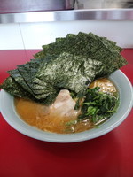 「中盛りラーメン麺固め＋海苔増し750円」@矢口家 本店の写真
