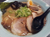 「長浜チャーシュー+味玉（クーポン）+半ライス（サービス）」@長浜らーめん 八王子店の写真