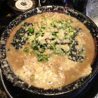 「とんこつラーメン➕大盛り➕麺固め➕脂多め➕ネギ多め」@無鉄砲 東京中野店の写真