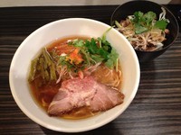 「鯵ニボそば（醤油） 750+黒胡椒ぶたご飯 さっぱり 300」@志奈そば 田なかの写真