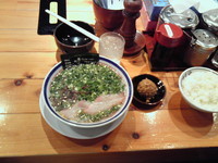 「ネギラーメン、赤オニ、ライス」@博多長浜らーめん 田中商店の写真