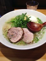 「本丸塩らー麺 + 塩煮たまご」@横濱元町 本丸亭 横浜店の写真