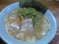 「中ラーメン(硬め)、ライス小、茎ワカメ、メンマ」@まこと家の写真