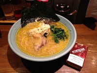 「ニンニクラーメン + 替玉」@横浜家 西口店の写真