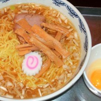 「ラーメン（1玉半 900円）＋生卵（50円）」@むらもとの写真