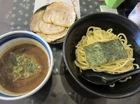 「三種の地鶏の鶏煮干チャーシューつけ麺（９５０円）」@竈の番人 麺屋義國の写真