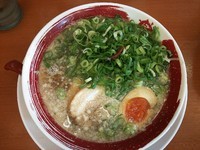「背脂醤油ラーメン（卵麺、ネギ大盛り）￥590」@まこと屋 武庫川店の写真