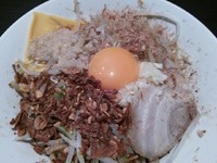 「まぜそば　並　ニンニクアブラチーズ」@ジャンクガレッジ 東京ラーメンストリートの写真