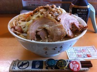 「ラーメン並（ニンニクナシ、あと普通）＋黒烏龍茶」@ラーメン荘 地球規模で考えろ 伏見本店の写真