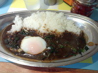 「温玉ほうれん草カレー680円」@カレー屋ジョニーの写真