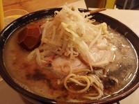 「大盛豚入りらーめん(950円)(野菜背脂多め)、ビンビール」@赤道の写真