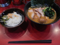 「チャーシュー麺(麺硬め)740円+味玉（60円）+ライス」@家系総本山 ラーメン吉村家の写真