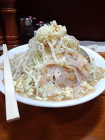 「ラーメン(太麺)野菜ちょい増しニンニク増し700円」@らーめん kaeruの写真