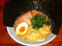 「醤油とんこつらーめん ＋ 海苔」@新家系 らーめん きたくり家 横須賀中央店の写真