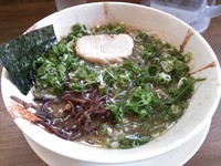 「ねぎラーメン800円＋替え玉（名刺サービス）」@らーめん 由宇松本の写真