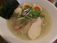 「塩らーめん（750円）＋味玉（100円）」@鶏喰～TRICK～の写真