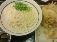 「釜玉うどん(大)430円と野菜かき揚げ120円」@釜や本舗 南館店の写真