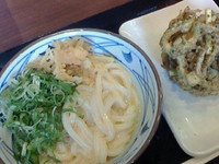 「かまたま並330円＋しそと野菜の天麩羅150円」@丸亀製麺 山形店の写真