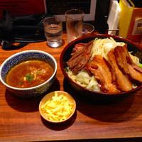 「カレーつけ麺特盛り＋ステーキ＋とろけるチーズ＋豚2枚」@ラーメン燈郎の写真