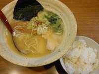 「大山鶏白湯らーめん（塩・中太ちぢれ麺）＋ごはん（小）」@らーめん とりひろの写真