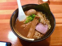 「らーめん（濃厚）中盛　７５０円＋サービス味玉」@瞠 池袋店の写真