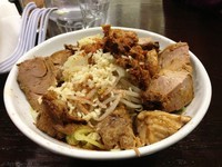 「けんじろう 肉増し 野菜 ニンニク 脂 辛め増し」@DOG HOUSEの写真