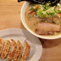 「Cセット(濃厚とんこつ醤油+炙りチャーシュー丼)+焼き餃子」@つけ麺らーめん 春樹 新宿御苑前店の写真