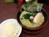 「ラーメン＋サービスライス」@横浜家系ラーメン くれ家の写真