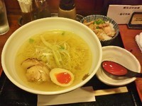 「鶏ら～めん(650円)+ミニチャーシュー丼(300円)」@あい庵の写真