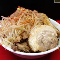 「辛ラーメン中+小豚+ヤサイニンニク」@びんびん豚の写真