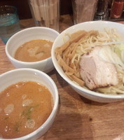「2色つけ麺、大盛りサービス」@神保町 可以の写真