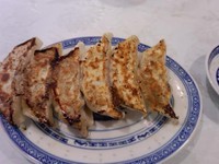 「餃子350円」@中国ラーメン 揚州商人 新橋店の写真