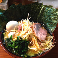 「ネギラーメン、麺硬め油多め、味玉、ノリ増し」@町田商店 本店の写真