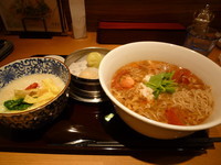 「蒸し鶏ときのこのサンラー麺」@粥餐庁 栄森の地下街店の写真