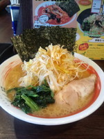 「ラーメン中盛り650円麺固め＋ネギ150円」@とんこつラーメン とん桜の写真
