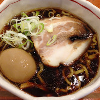 「醤油らーめん中盛り＋煮玉子 750＋100」@らーめん 誠やの写真