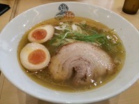 「塩らーめん 琥珀 大人の燻製味付玉子820円」@塩逸品 五代目 けいすけの写真